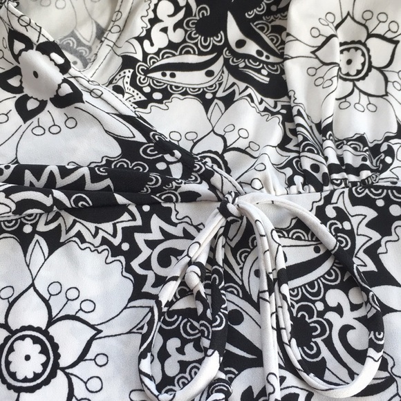 A. Byer Women's short sleeve B&W pretty blouse 1X - Picture 6 of 6